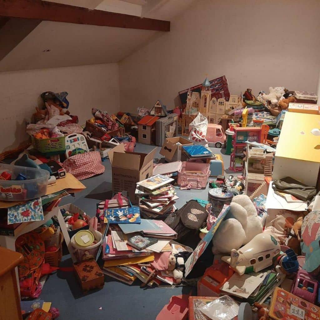 Pièce d’appartement encombrée avant un débarras à Bordeaux