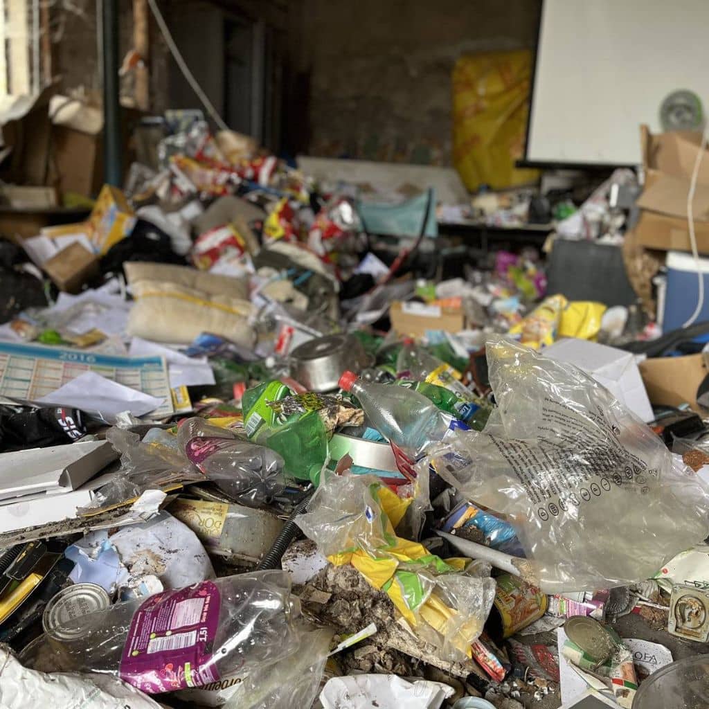 Accumulation de déchets et d’objets dans un logement touché par le syndrome de Diogène