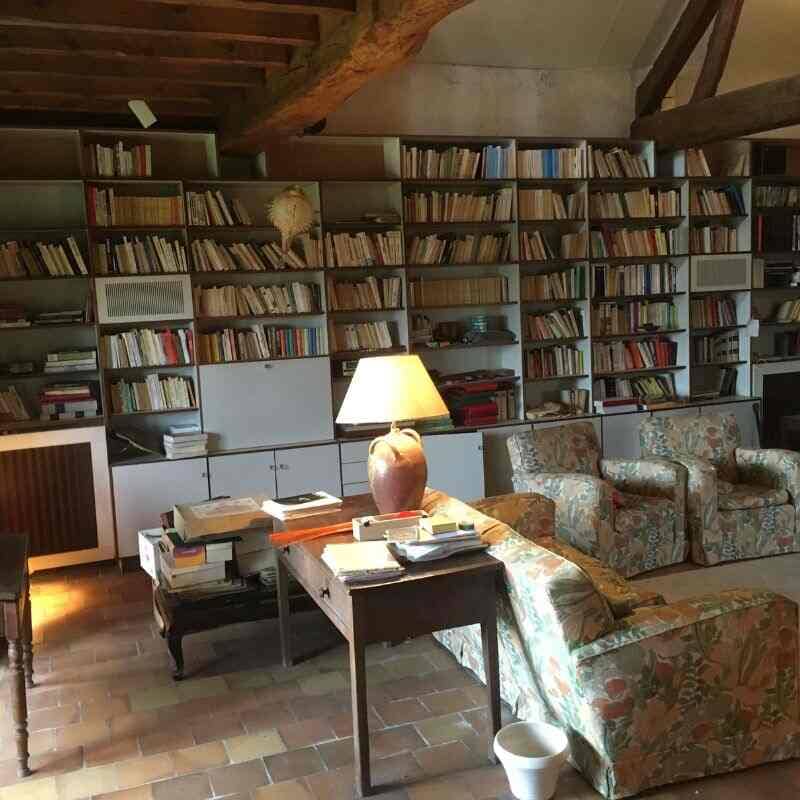Salon meublé d’une maison familiale avant un débarras de succession