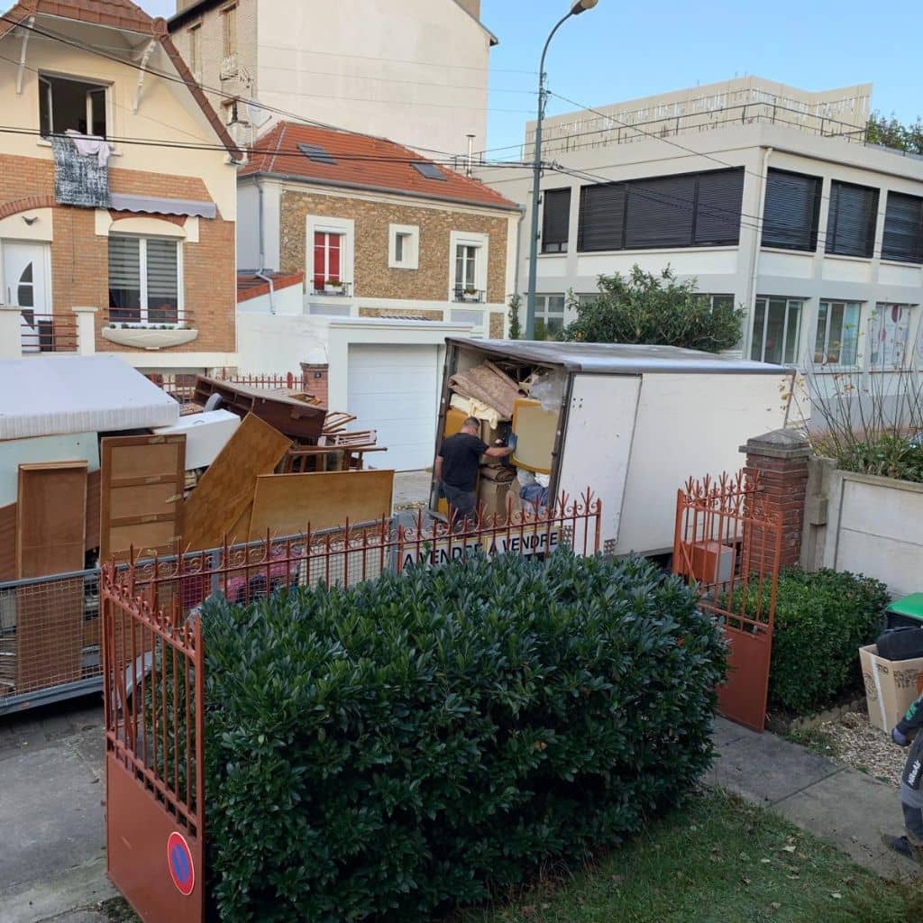 Mobilier sorti devant une maison bordelaise pendant un débarras complet