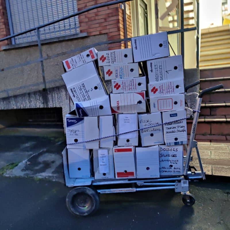 Diable chargé de cartons d’archives prêts à être enlevés pour destruction