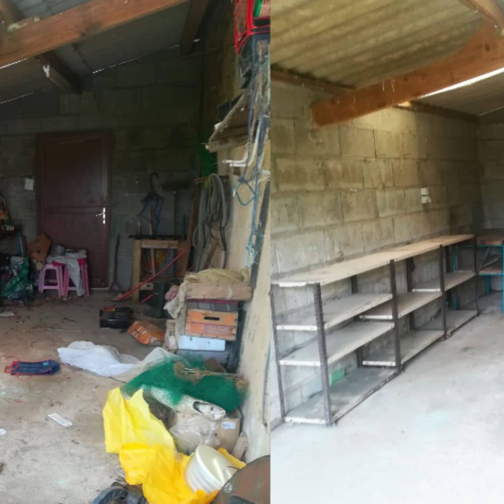 Local de stockage avec rayonnages et objets en cours de débarras