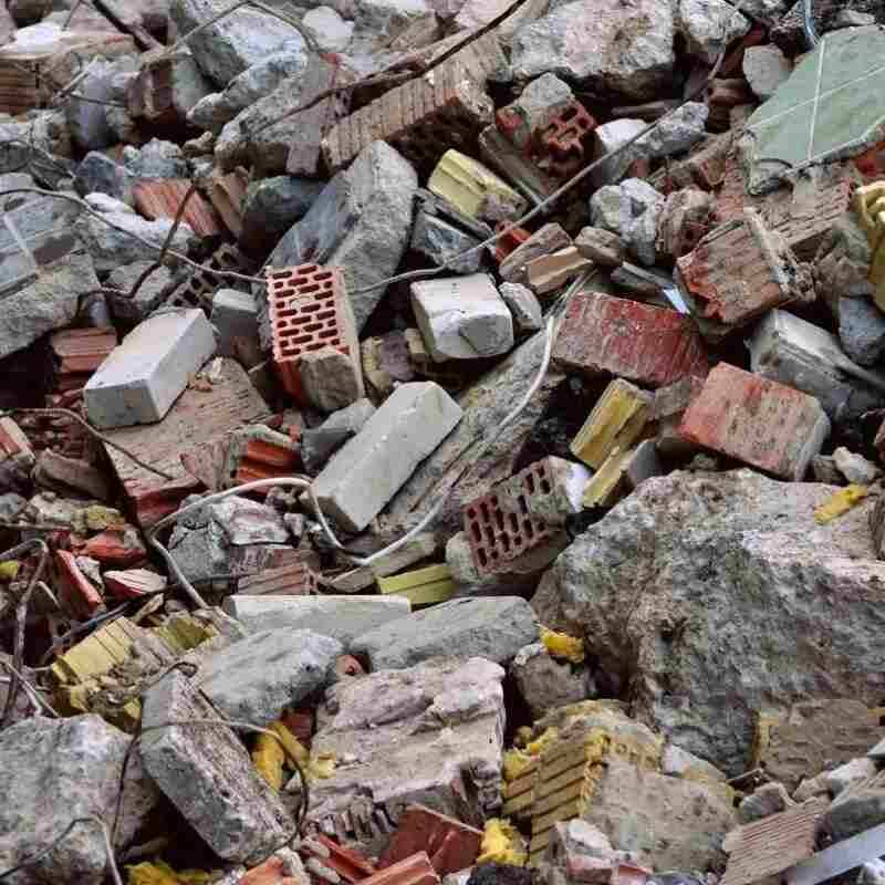 Tas de gravats, briques et béton à évacuer après des travaux
