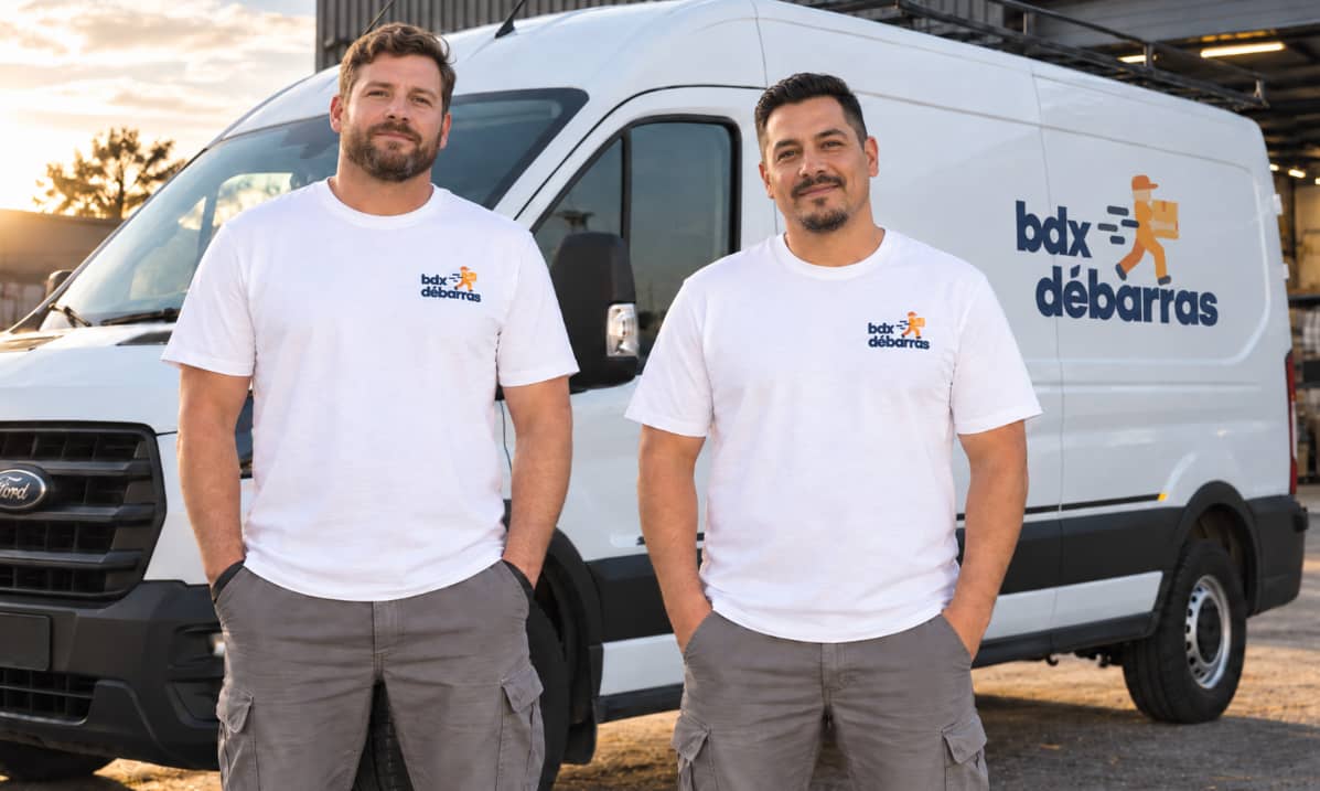 Sébastien et Stéphane, fondateurs de BDX Débarras, devant un utilitaire de l’entreprise